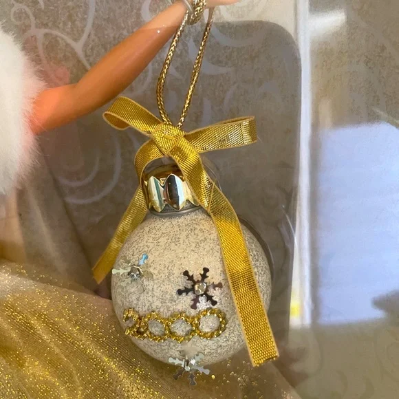 Special 2000 Edition Celebration Barbie - Picture 4 of 8